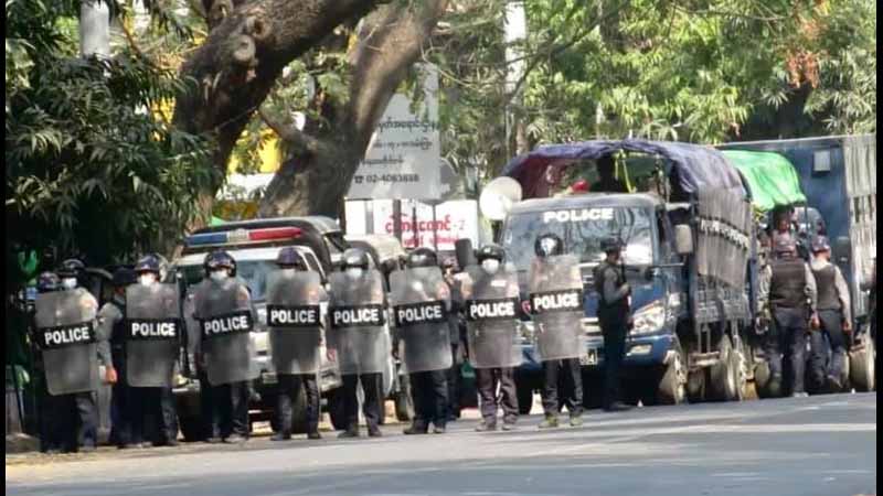မြတောင်တိုက်ရှေ့ ဆန္ဒပြသူများကို လုံခြုံရေးတပ်ဖွဲ့ဝင်များက ဖြိုခွင်းရန်ကြိုးပမ်း