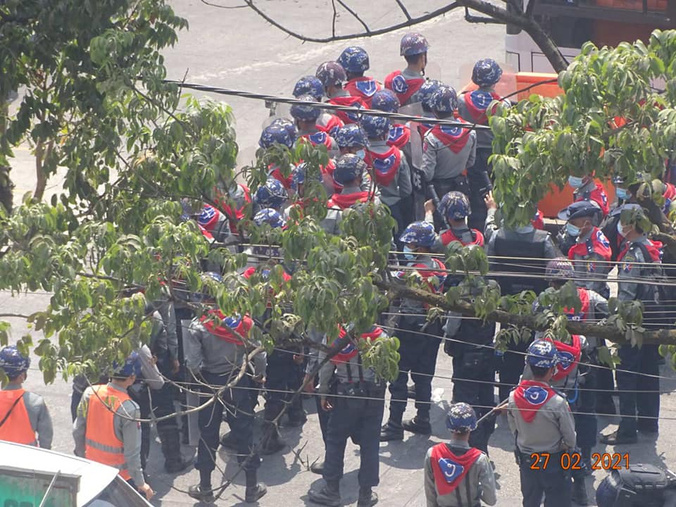 တာ​မွေအဝိုင်းထိပ် အင်အားသုံးဖြိုခွင်းခဲ့သည့် လုံခြုံရေးတပ်ဖွဲ့ဝင်များမြင်ကွင်း