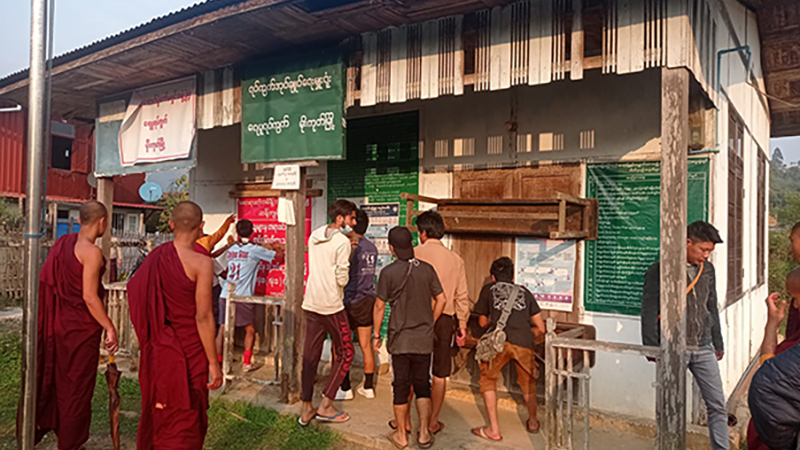 မိုးကုတ် အုပ်ချုပ်ရေးမှူးရုံးကို သော့ဖျက်ပြီး ဝင်သဖြင့် ပြည်သူများ သံပုံးတီး မောင်းထုတ်
