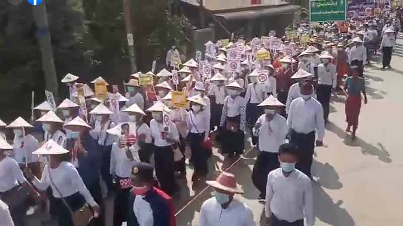 ကောလင်းတွင် စစ်အာဏာရှင်အလိုမရှိကြောင်း လူ ၅၀၀၀ ခန့် ဆန္ဒပြ