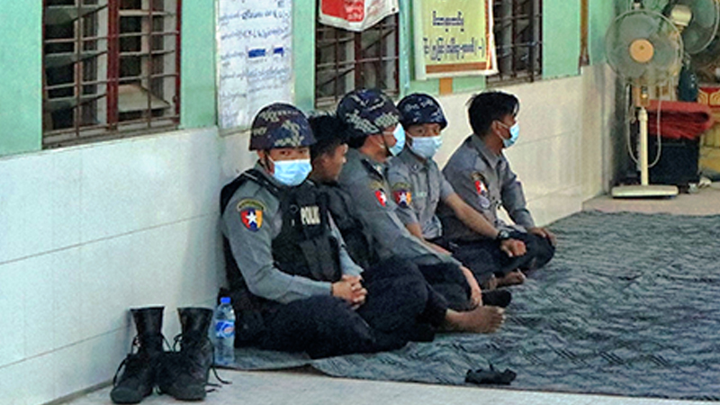 မန္တလေး ဆန္ဒပြလူထုကို ဝင်တိုက်ရန် ကြိုးစားသည့် ရဲကားကို ပြည်သူက ဝိုင်းဝန်းဖမ်းဆီး