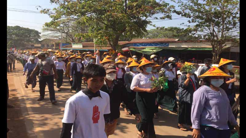 ရေးမြို့တွင် ရဲနှင့်စစ်တပ်ပိတ်ဆို့သော်လည်း စစ်အာဏာရှင်ကို ဆန့်ကျင်လှည့်လည်နိုင်ခဲ့