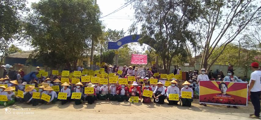 သပိတ်ကျင်းတွင် CDM ဆေးရုံကို စစ်တပ်ဝင်မစီးအောင် ဒေသခံများ နေ့စဉ်ထိုင်သပိတ်လုပ်