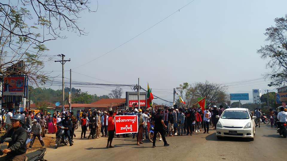 လားရှိုး ဆန္ဒပြသူများကို ရဲနှင့်စစ်တပ်က ပစ်ခတ်ဖြိုခွင်း၊ ၃၀ ကျော်ဒဏ်ရာရပြီး ၈ ဦး ဖမ်းဆီးခံရ