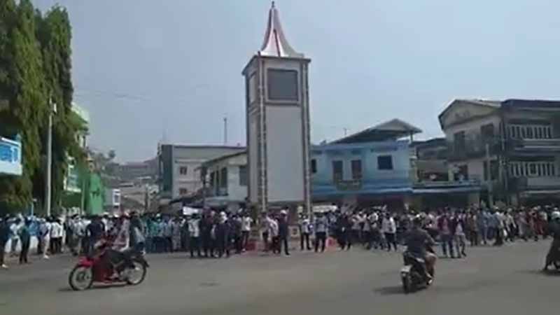 ကော့သောင်းတွင် ဆန္ဒပြပြည်သူများကို ရဲနဲ့စစ်တပ်က အကြမ်းဖက်ပစ်ခတ်ဖြိုခွဲ ၄ ဦးဒဏ်ရာရ