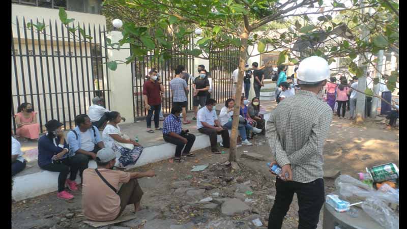 ဖမ်းထားသူများ ပြန်လွှတ်ပေးရန် အင်းစိန်ထောင်ရှေ့ ပြည်သူအချို့နှင့်မိသားစုဝင်များ တောင်းဆို
