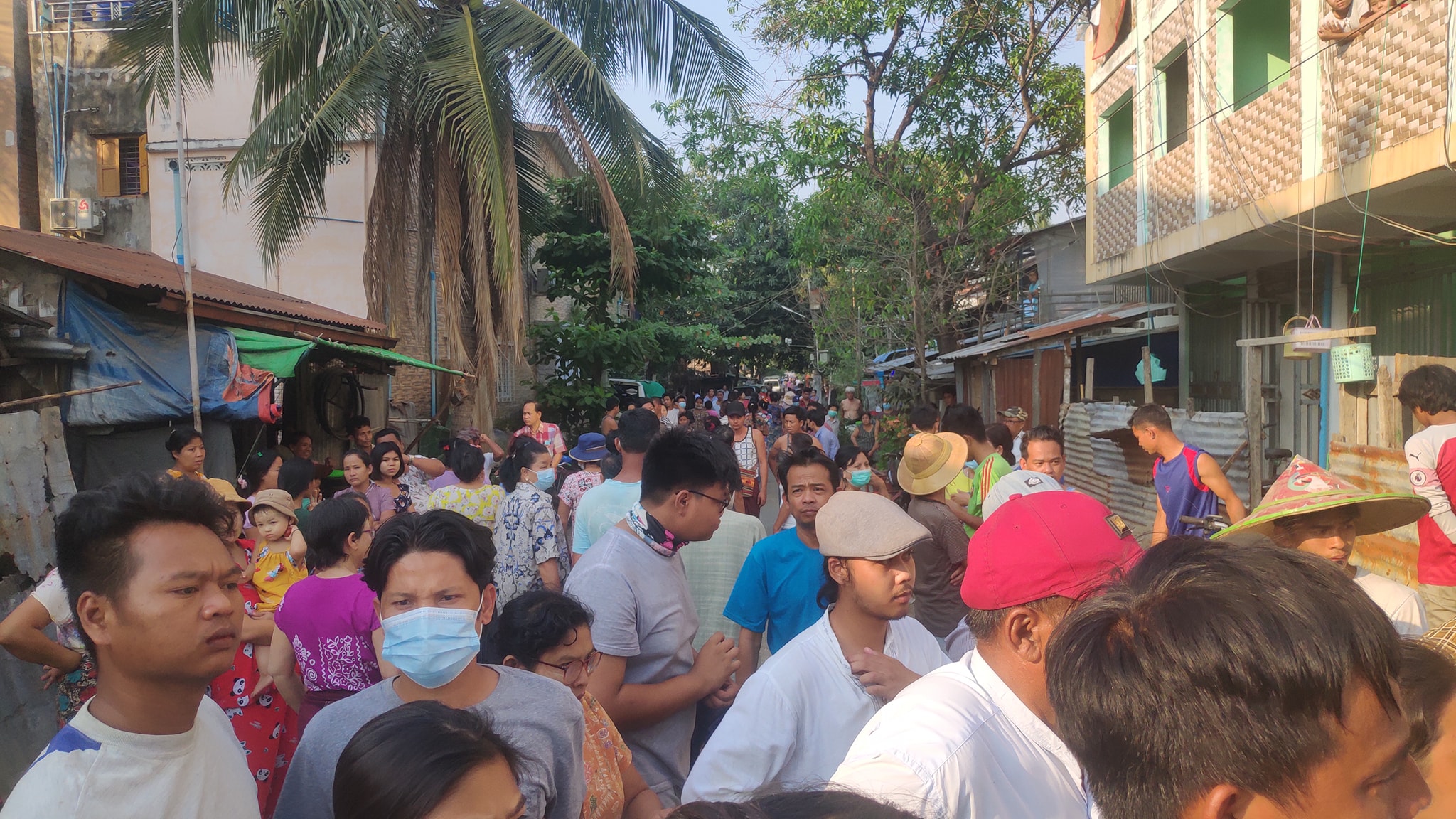 သာကေတ၌ ရဲနှင့်စစ်တပ်အား သတင်းပေးခဲ့သည့် အမျိုးသမီး ၁ ဦးကို ရပ်ကွက်မှနှင်ထုတ်