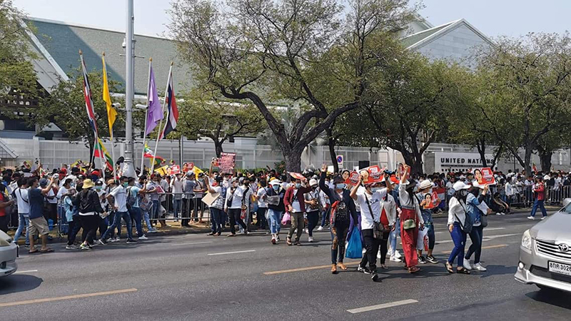 ဘန်ကောက်ရှိ UN ရုံးရှေ့ ၌ ထိုင်းရောက်မြန်မာများဆန္ဒပြ
