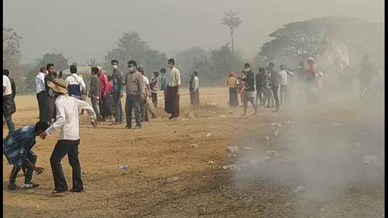 ဂန့်ဂေါမြို့တွင် မျက်ရည်ယိုဗုံးသုံးပြီး သပိတ်စစ်ကြောင်းကို လူစုခွဲ