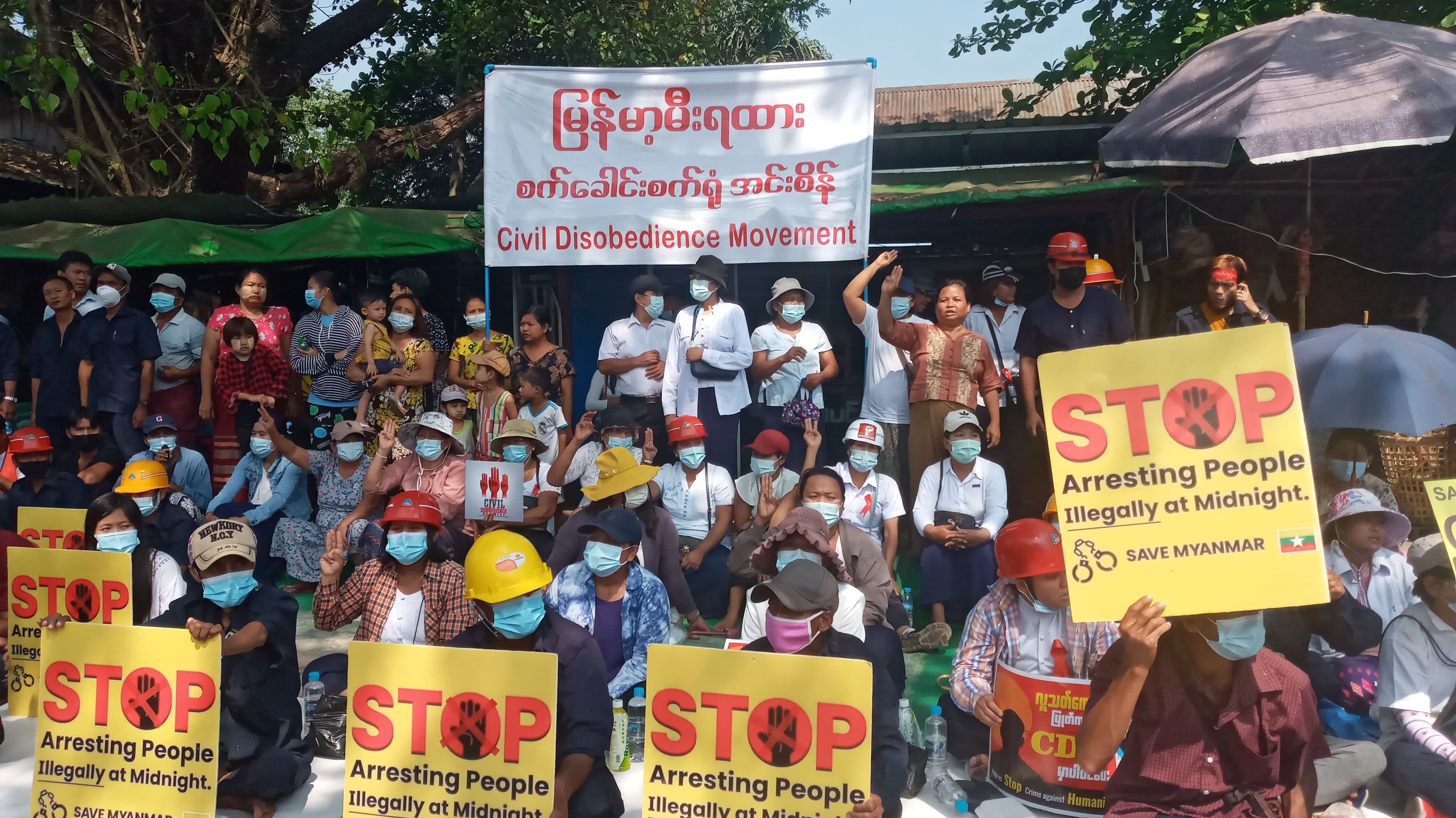 အင်းစိန် မီးရထားဝန်ထမ်းများက ထိုင်သပိတ်ပြုလုပ်ပြီး စစ်အာဏာရှင်ကို ဆန့်ကျင်ဆန္ဒပြ