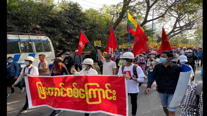 မန္တလေးတွင် အကြမ်းဖက်စစ်တပ်နှင့် ရဲကို အံတုပြီး ပြည်သူများ ဆက်လက် ချီတက်ဆန္ဒပြနေ