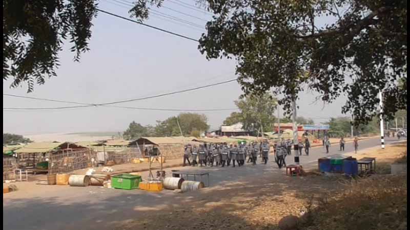 မကွေးတွင် စစ်အာဏာရှင်ဆန့်ကျင်ရေး ဆန္ဒပြရန်လူစုနေစဥ် ရဲတပ်ဖွဲ့က အင်အားသုံးဖြိုခွင်း