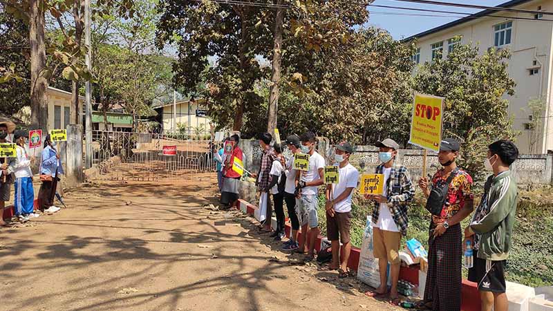 CDM တွင် ပါဝင်ရန် မင်းလှ မြို့နယ်ထွေအုပ်နှင့် တရားရုံးရှေ့ လူငယ်အချို့ ဆန္ဒပြ