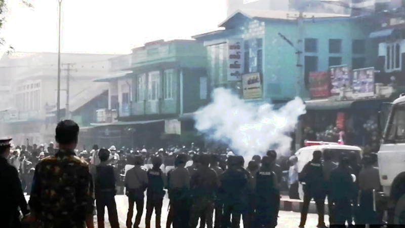 ကလေးမြို့ သပိတ်စစ်ကြောင်း ဖြိုခွင်းခံရ၊ သပိတ်စစ်ကြောင်းများက စစ်တပ်နှင့်ရဲတပ်ဖွဲ့ကို ပိတ်ဆို့ဆန္ဒပြနေ