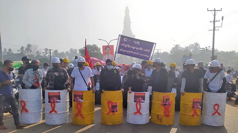 ပဲခူးတွင် စစ်အာဏာရှင်ဆန့်ကျင်ရေး အုပ်စု ၂ စုခွဲပြီး ဆန္ဒပြ