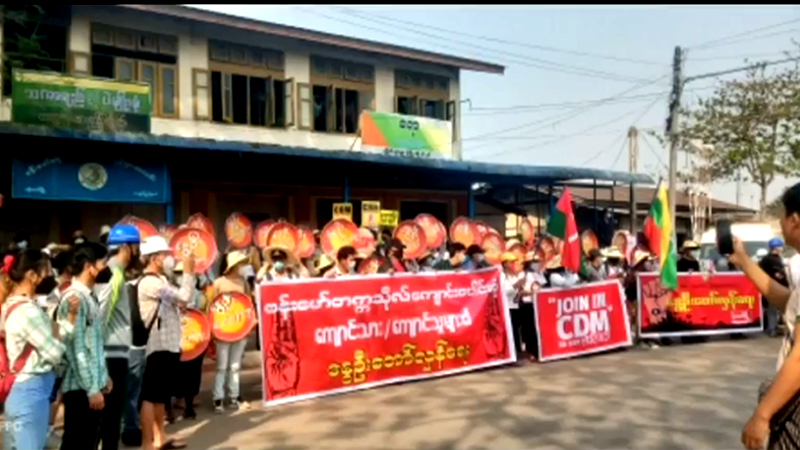 ဗန်းမော်မြို့ နွေဦးတော်လှန်ရေး ထိုင်သပိတ်ကို ရဲတပ်ဖွဲ့က လူစုခွဲ