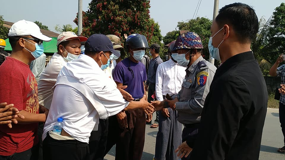 မိုးညှင်းတွင် ရဲတပ်ဖွဲ့နှင့်ပြည်သူ လက်ဆွဲနှုတ်ဆက်၊ ငြိမ်းချမ်းစွာဆန္ဒပြ လူစုခွဲ