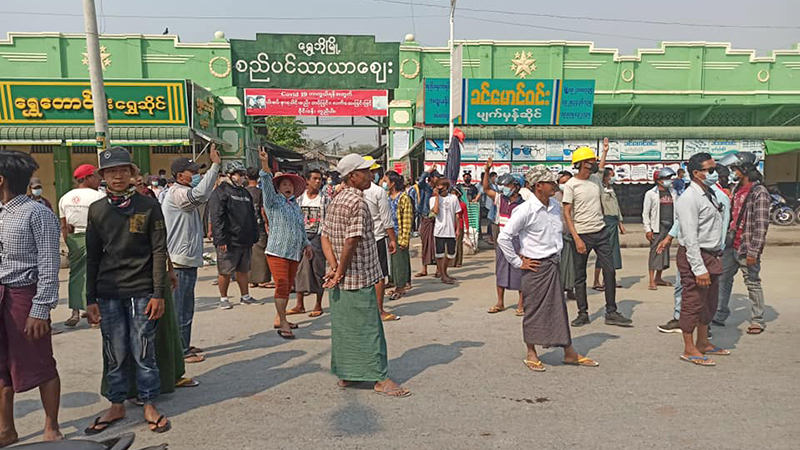 ရွှေဘို စျေးထိပ်၊ ရပ်ကွက်ထိပ်များတွင် စစ်အာဏာရှင်စနစ်ကို ကန့်ကွက်ဆန္ဒပြ
