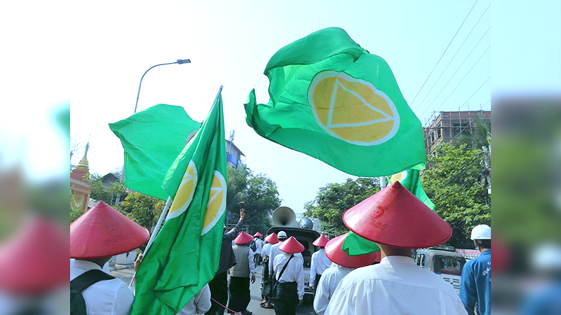 မန္တလေးတွင် ရဲနှင့်စစ်တပ် လုံခြုံရေးတင်းကြပ်ထားသည့်ကြားက ဆရာ ဆရာမများ ဆန္ဒပြ