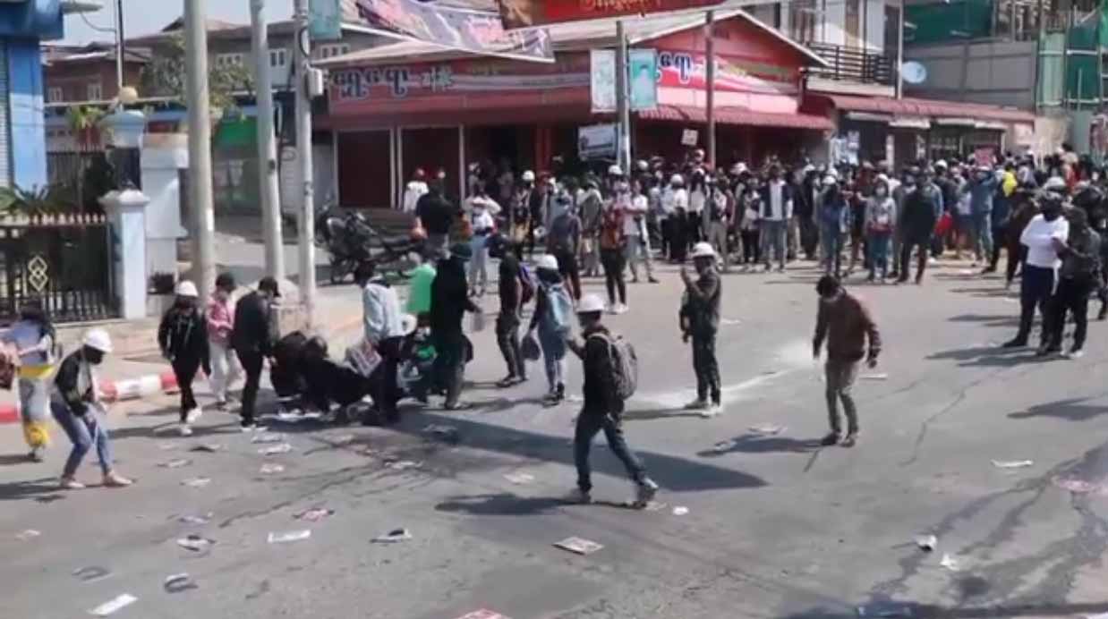 တောင်ကြီးဆန္ဒပြပွဲ မျက်ရည်ယိုဗုံး၊ ရာဘာကျည်များဖြင့် ပစ်ခတ်ဖြိုခွဲခံရ ထိခိုက်ဒဏ်ရာရသူရှိ
