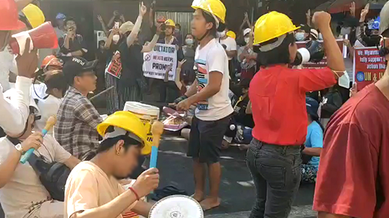 ကမာရွတ်မြို့နယ်ထဲက လူငယ်တွေရဲ့ လမ်းပေါ်က တော်လှန်ရေး တီးဝိုင်းလေး