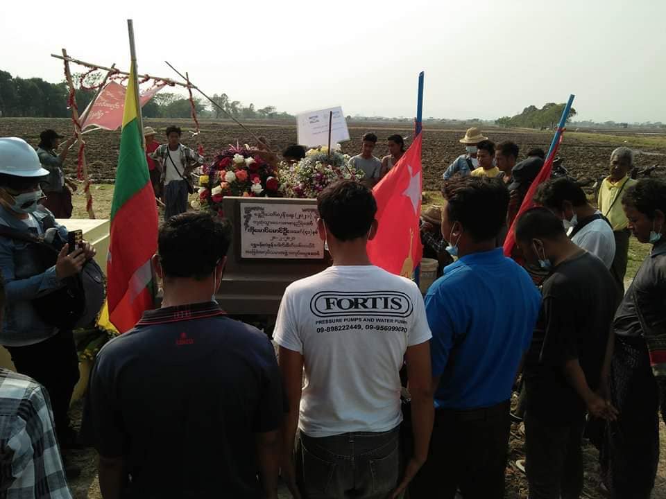 မန္တလေးတွင် သေနတ်ကျည်ထိမှန်သေဆုံးခဲ့သူ ကိုမောင်မောင်ဦးကို သင်္ဂြိုဟ်