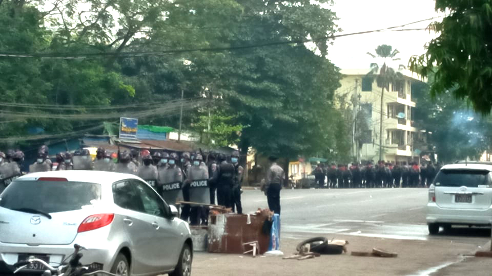 အင်းစိန်ထောင်ရှေ့ ဆန္ဒပြသူများကို စစ်တပ်နှင့်ရဲက အကြမ်းဖက်ဖြိုခွင်း
