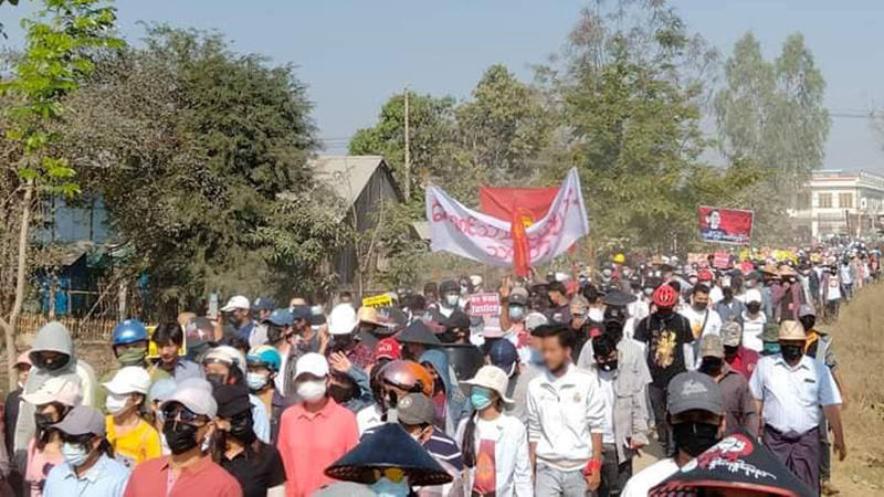 မြန်အောင်မြို့တွင် စစ်အာဏာရှင်ဆန့်ကျင်သပိတ်စစ်ကြောင်းကို ရဲနှင့်စစ်တပ်က လိုက်လံ ဖမ်းဆီး
