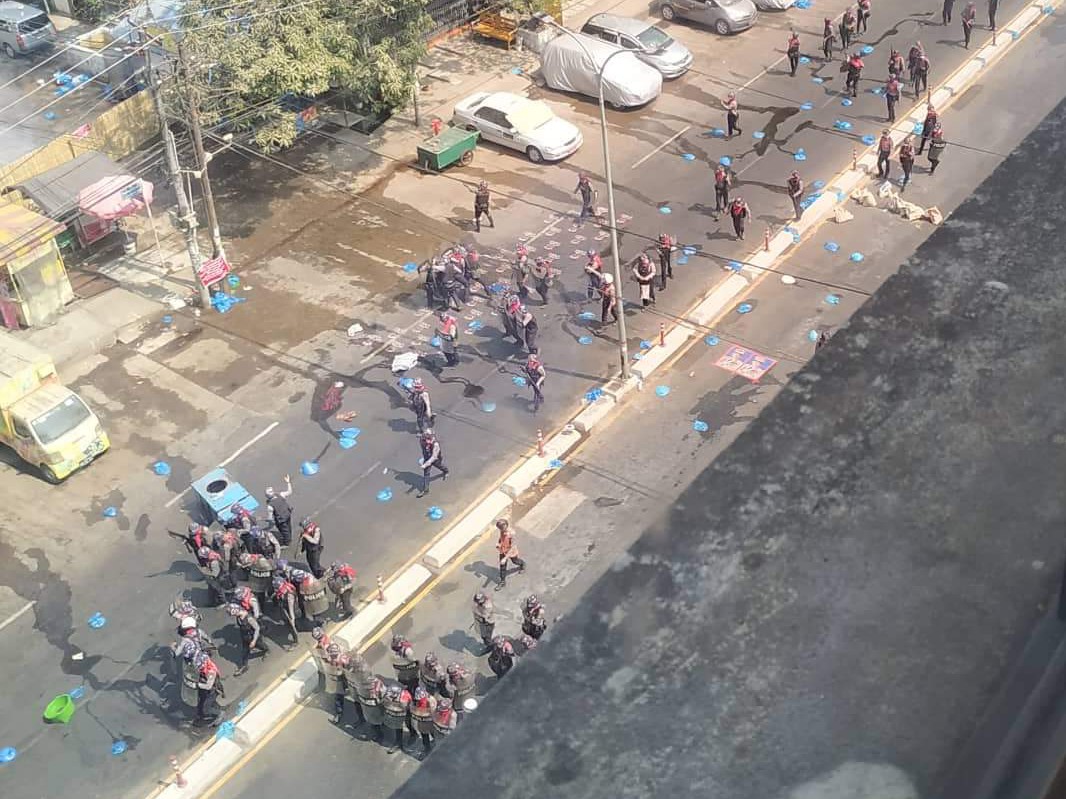 ရန်ကုန်မြို့ ဦးချစ်မောင်လမ်းတွင် ရဲနှင့် စစ်တပ်က အကြမ်းဖက်ပစ်ခတ်မှု အခြေအနေ
