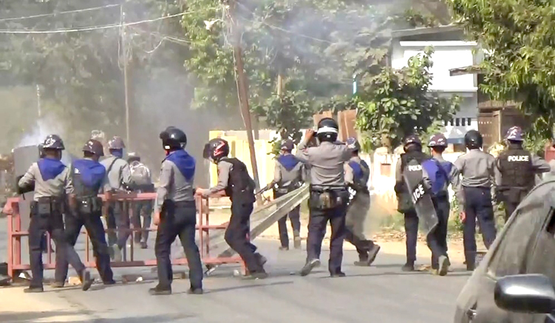 မကွေးမြို့၌ ဆန္ဒပြပြည်သူများကို ရဲနှင့်စစ်တပ်က အကြမ်းဖက်ပစ်ခတ်ဖမ်းဆီး