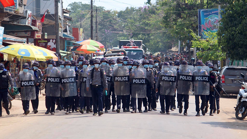 ရေးမြို့ သပိတ်စစ်ကြောင်းကို ရဲနှင့်စစ်တပ်က ဖြိုခွင်းရန်ကြိုးစားသော်လည်း မအောင်မြင်