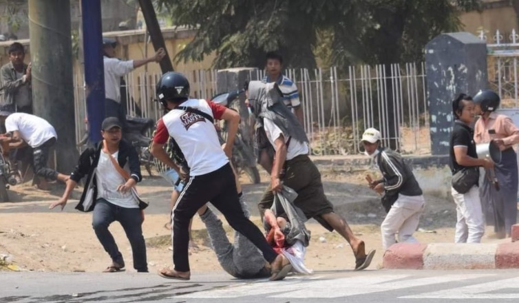 မြင်းခြံမြို့၌ စစ်တပ်နှင့်ရဲက အကြမ်းဖက်ပစ်ခတ်၊  လူငယ် ၁ ဦးသေဆုံးပြီး ၁၉ ဦး ဒဏ်ရာရ