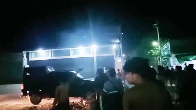 ဗန်းမော်တွင် ရဲနှင့်စစ်တပ်က လူ ၅ ဦးကိုဝင်ဖမ်း၊ ရပ်ကွက်သားများက သံပုံးတီးတောင်းဆိုသဖြင့် ပြန်လွတ်