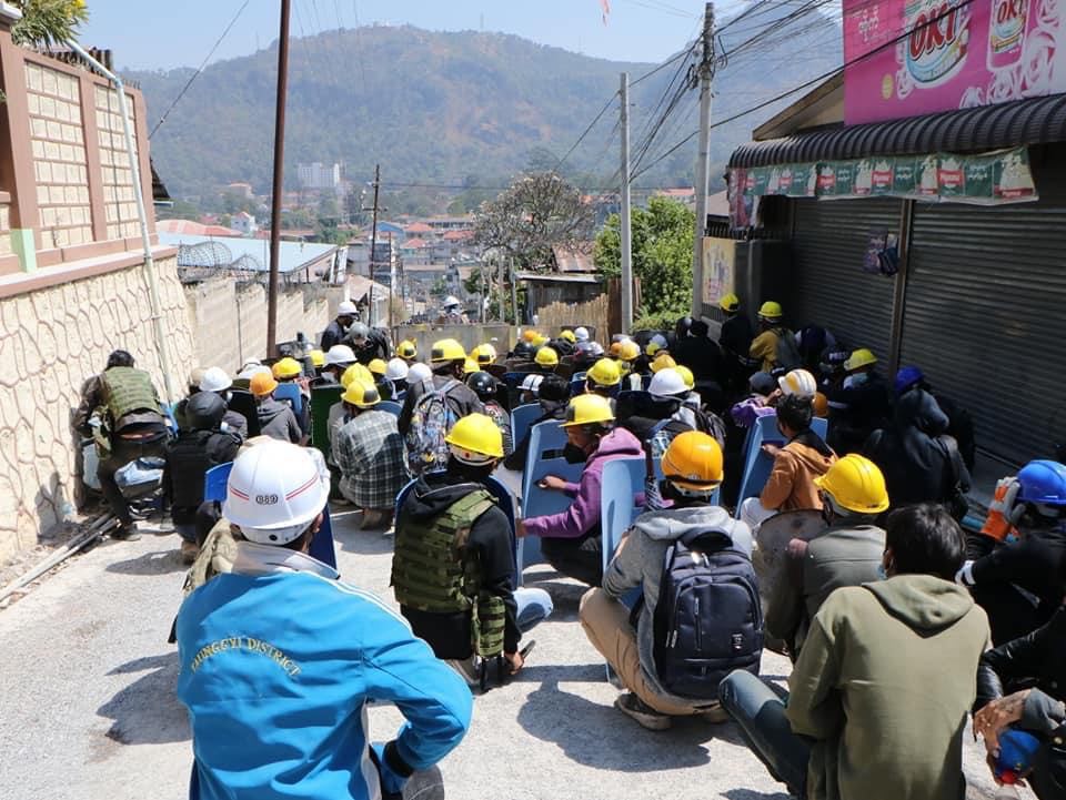 တောင်ကြီးတွင် စစ်အာဏာရှင်ဆန့်ကျင်ထိုင်သပိတ်ကို ရဲက မျက်ရည်ယိုဗုံးဖြင့် ပစ်ခတ်လူစုခွဲ