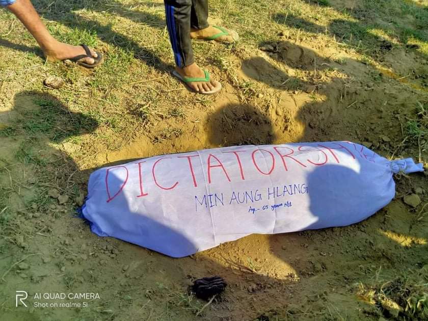 စစ်အာဏာရှင် ဗိုလ်ချုပ်မှူးကြီးမင်းအောင်လှိုင်ကို မြေမြှုပ်ပစ်သည့်ပုံစံပြုလုပ်ပြီး ကျိန်စာတိုက်