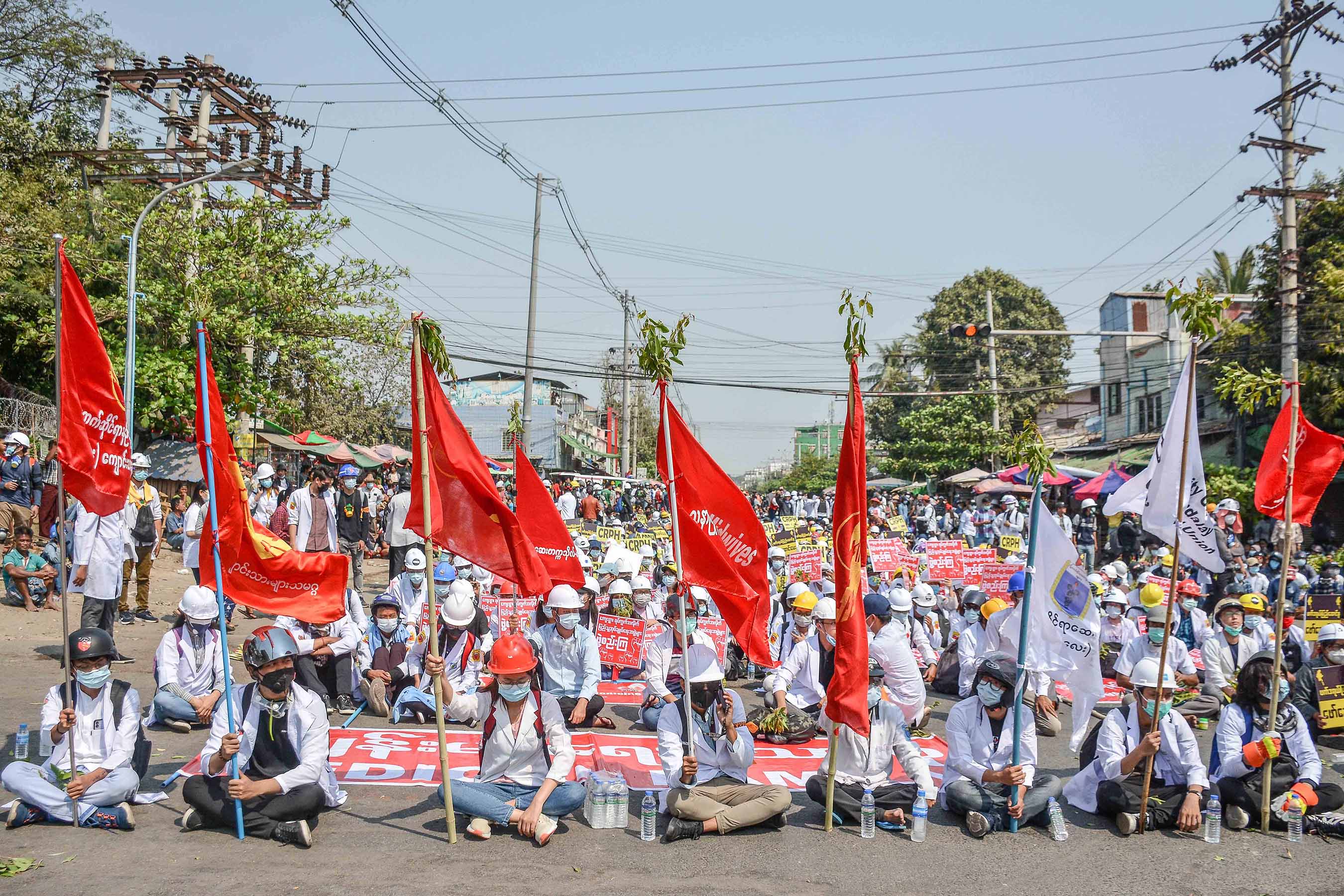 အကြမ်းဖက်ပစ်ခတ်သတ်ဖြတ်နေသည့် အာဏာသိမ်းစစ်ကောင်စီကို အလိုမရှိကြောင်း မန္တလေးလူထု ဆန္ဒပြ