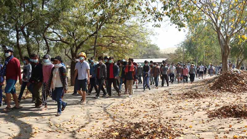 အကြမ်းဖက်ခံရမှုများကြားက မုံရွာသပိတ်စစ်ကြောင်း ဆက်လက်ဆန္ဒပြ