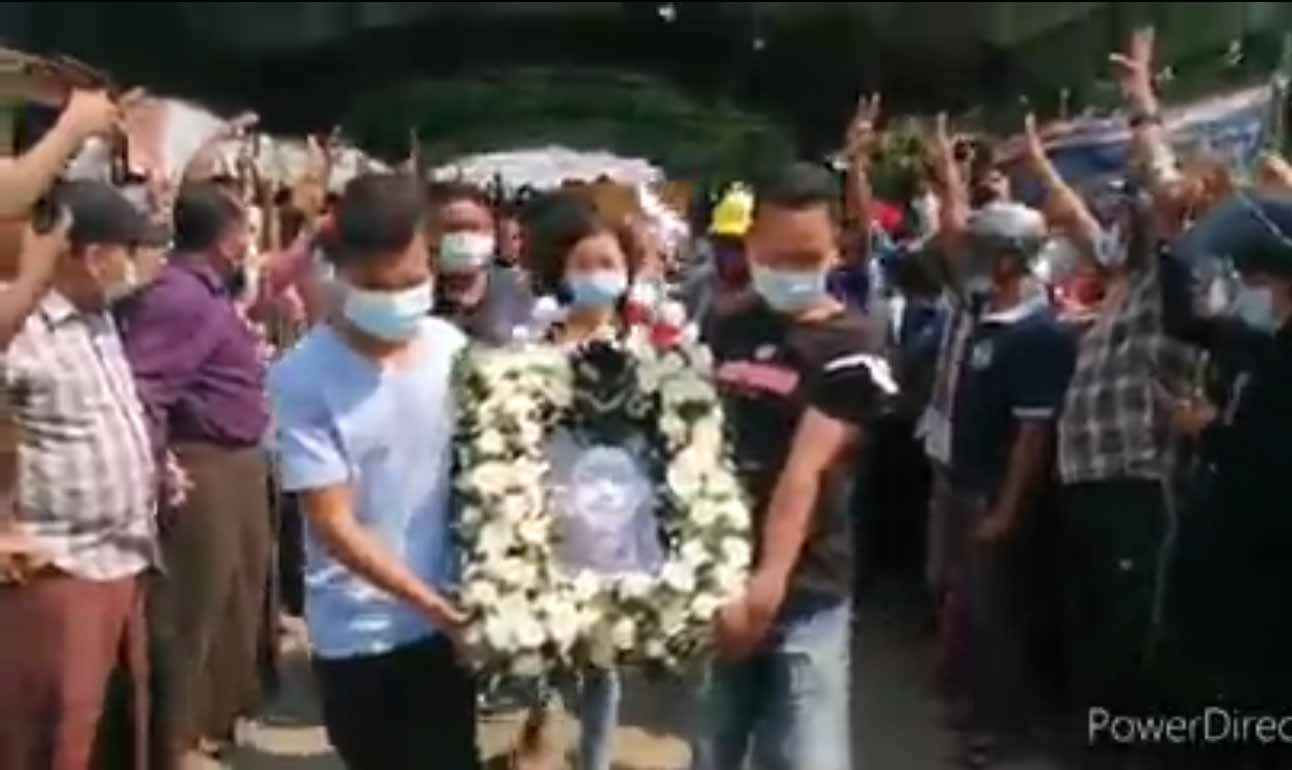 ကလေးမြို့တွင် ကျည်ထိမှန်ကျဆုံးခဲ့သည့် မောင်ဇင်မျိုးမောင် စျာပန ပြည်သူသောင်းချီပို့ဆောင်