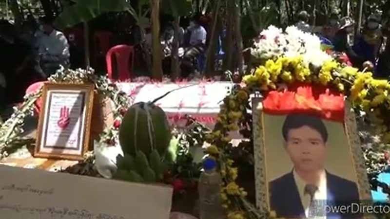 အာဏာရှင်စနစ်ဆန့်ကျင်ရင်း အသက်ပေးခဲ့ရသည့် ကိုရာဇာမင်း ဈာပနကျင်းပ