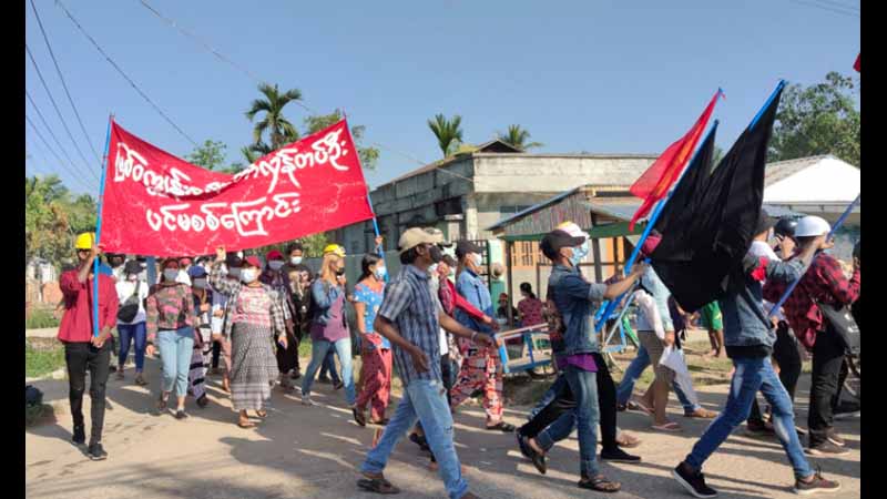 ပုသိမ်သပိတ်စစ်ကြောင်းများကို ရဲတပ်ဖွဲ့က လမ်းပိတ်ဆို့၊ ရပ်ကွက်များတွင် ဆက်လက်ဆန္ဒပြ