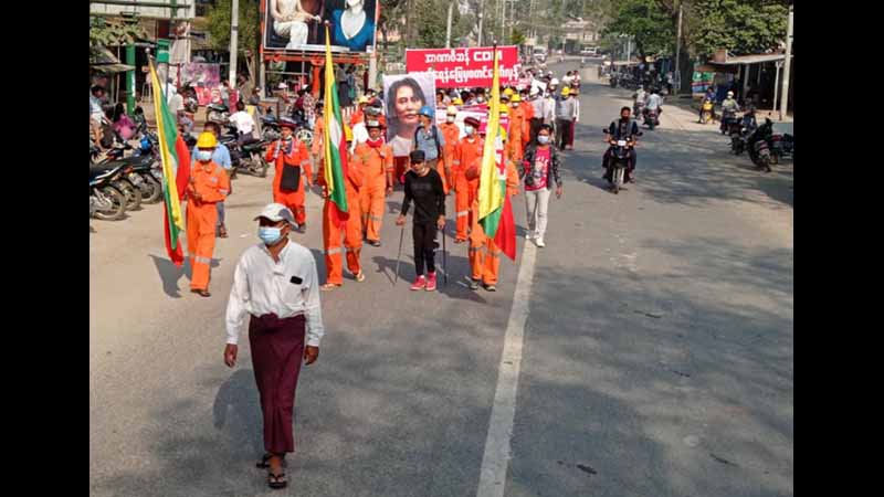 ချောက်ရေနံမြေ နွေဦးတော်လှန်ရေး သပိတ်စစ်ကြောင်းက အဖွဲ့နှစ်ဖွဲ့ကို ထောက်ပံ့ငွေပေးအပ်