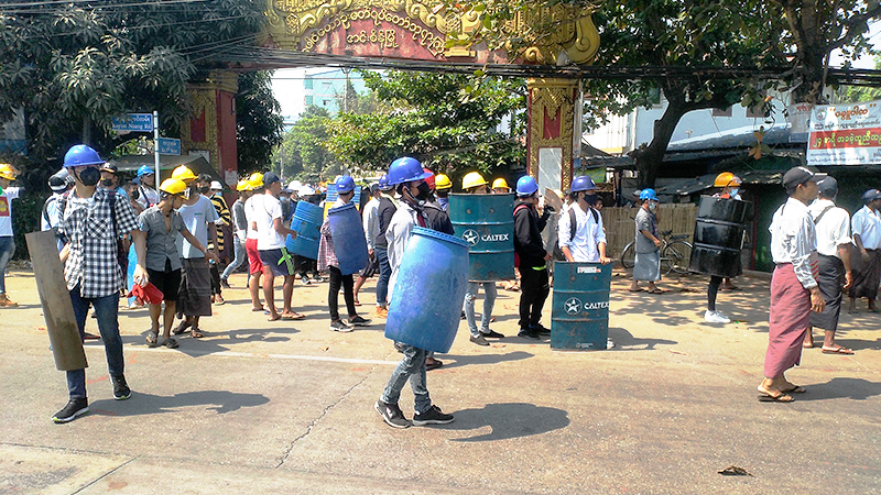 အင်းစိန်ဆန္ဒပြသူများကို ရဲနှင့်စစ်တပ်က သေနတ်အချက် ၂၀ ခန့် ပစ်ခတ်လူစုခွဲ၊ လမ်းထဲထိ လိုက်ပစ်