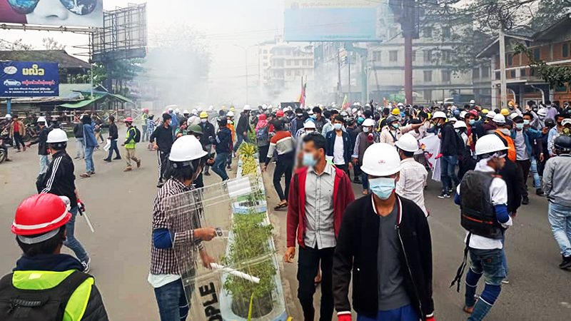 မြစ်ကြီးနား ဆန္ဒပြသူများကို သေနတ်၊ မီးခိုးဗုံးများဖြင့် ပစ်ခတ်ဖြိုခွင်း၊ ၃ ဦး ဖမ်းဆီးခံရ