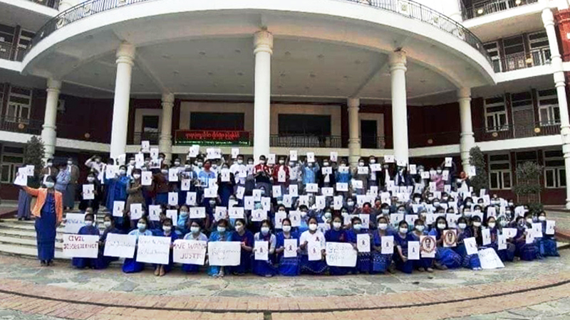 ရတနာပုံတက္ကသိုလ် ပါမောက္ခချုပ် အိမ်ကို ရဲနှင့် စစ်တပ် ဝင်စီး