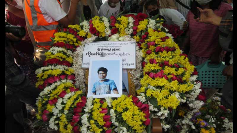 မန္တလေးတွင် သေနတ်ကျည်ထိမှန် ကျဆုံးခဲ့သည့် ကိုဇော်မျိုး၏ဈာပန ကျင်းပ
