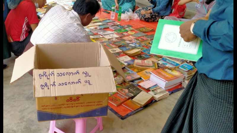CDMဝန်ထမ်းများ ထောက်ပံ့ရန် ဝမ်းတွင်း Gen Z များ စာအုပ်ဟောင်းများဖြင့် အလှူငွေရှာ