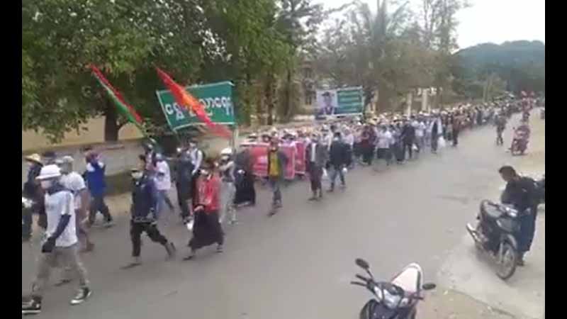 “မျက်ရည်ယိုဗုံးကိုကြောက်ပြီး လမ်းပေါ်မထွက်ရဲရင် ကျမတို့ရွှေကူသမိုင်းရိုင်းသွားမှာပေါ့”