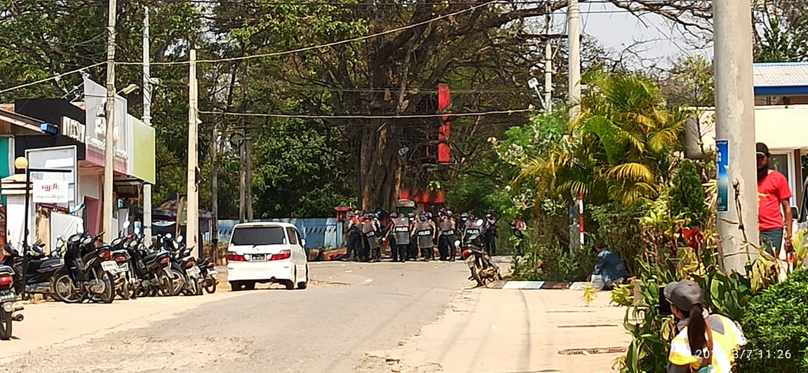 လွိုင်ကော် ဆန္ဒပြပြည်သူကို ရဲနှင့်စစ်တပ်က သေနတ်ဖြင့် အချက်များစွာ ပစ်ခတ်ဖြိုခွင်းနေ