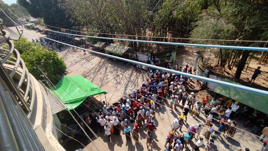 ပုသိမ် ဆန္ဒပြသူများကို ရဲတပ်ဖွဲ့က သေနတ်ဖြင့်ပစ်ခတ်ဖြိုခွင်း၊ ၂ ဦးဒဏ်ရာရ