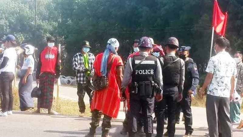 သုဝဏ္ဏဝတီမြို့ ဆန္ဒပြပြည်သူများကို KNU တပ်ဖွဲ့ဝင်အချို့ လာရောက်ဝန်းရံ